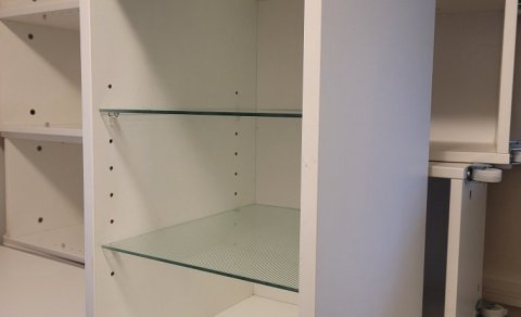 Baðskápar á hjólum - vinsamlegast skilið þeim hreinum