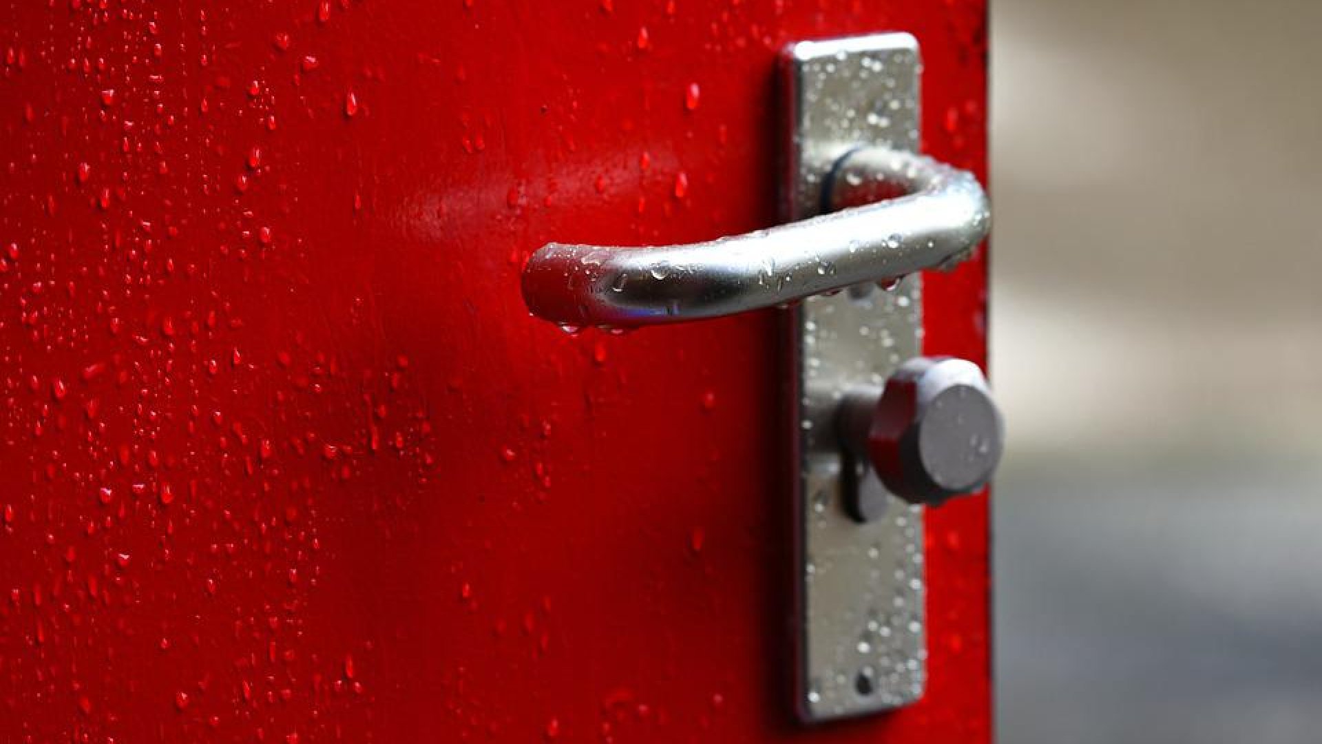 Munum að læsa herberginu